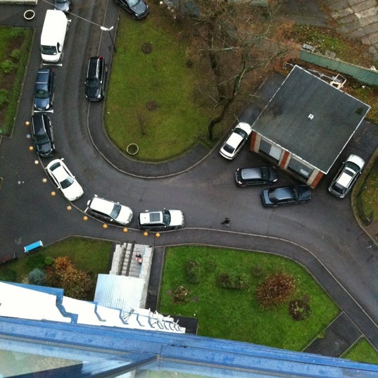 Промышленные секционные ворота hormann. Въезд в подземную парковку. Паркинг 112. Паркинг 112. Фото савушкина 112 петербург.