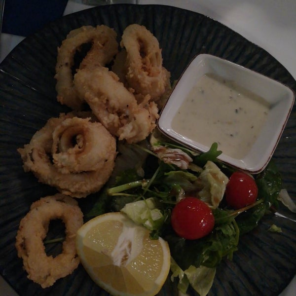 Definitely a proper deep fried calamari served with a nice salad and tartare sauce. 👍