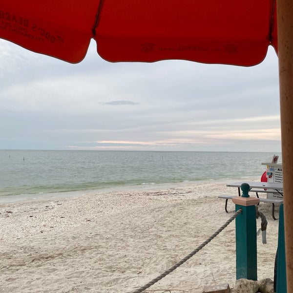 Foto tirada no(a) Doc&#39;s Beach House por Heather T. em 11/4/2019