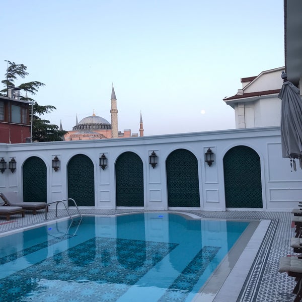 Foto diambil di Sura Hagia Sophia Hotel Sultanahmet oleh Edaa . . pada 5/25/2021