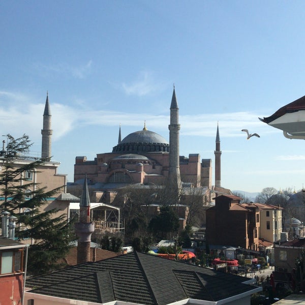 Foto diambil di Sura Hagia Sophia Hotel Sultanahmet oleh Edaa . . pada 2/3/2021