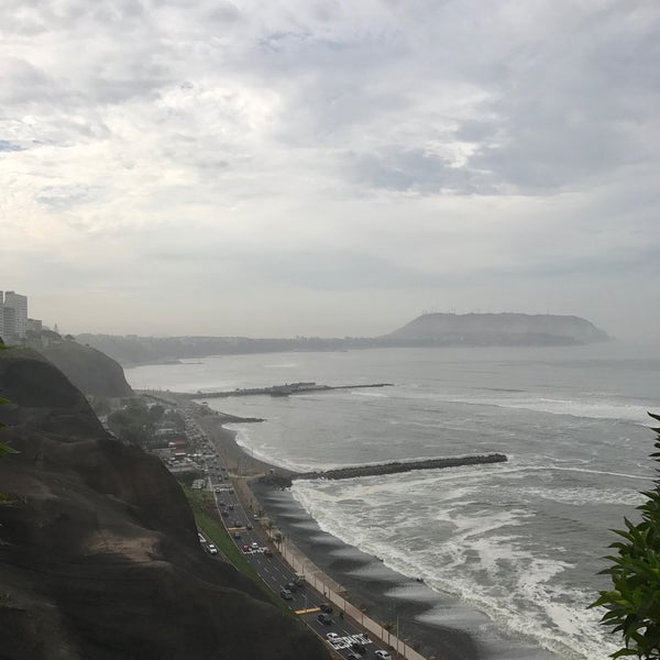 Foto diambil di Malecón Cisneros oleh Eduardo M. pada 3/10/2017