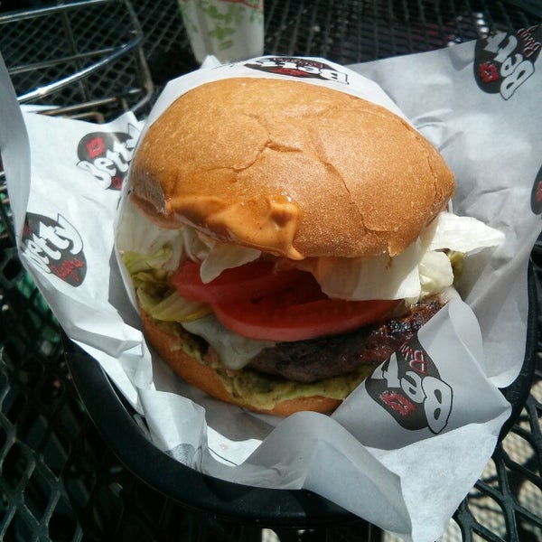5/18/2013にNorman A.がBetty Burgersで撮った写真