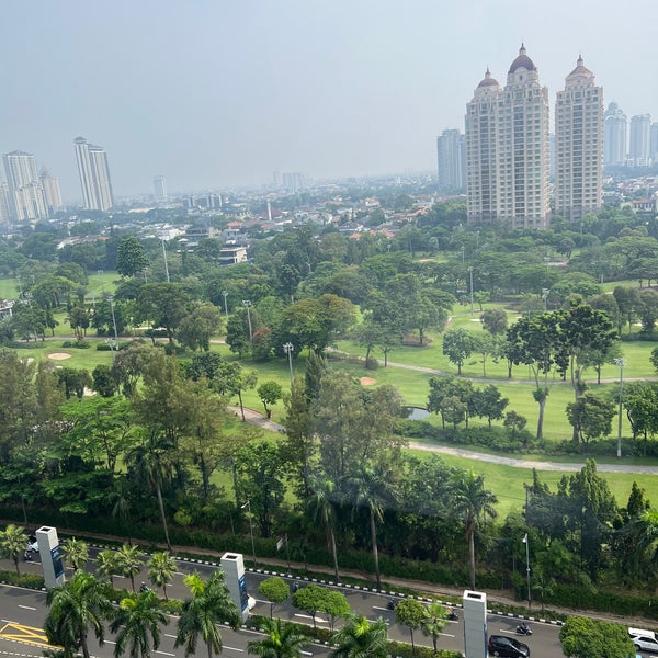 Great views. Convenient access to Plaza Senayan & Sentral Senayan office towers through an underground tunnel. Strategic location in prestigious Senayan. Comfy rooms. Great dining and very quiet hotel