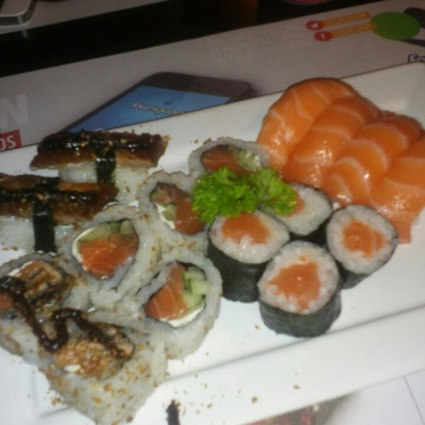รูปภาพถ่ายที่ Oshi Sushi โดย Gabriela F. เมื่อ 6/2/2014