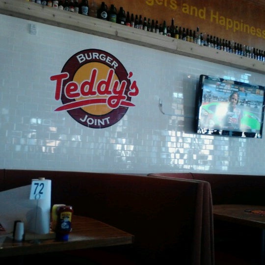 Снимок сделан в Teddy&#39;s Burger Joint пользователем Jill M. 9/22/2012