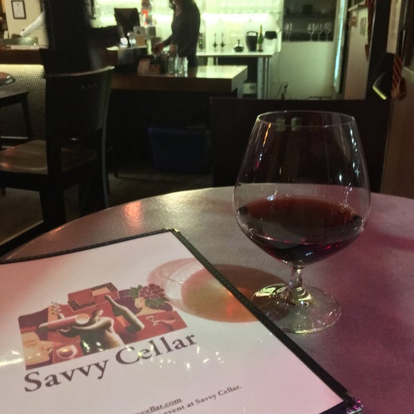 Foto tirada no(a) Savvy Cellar Wine Bar &amp; Wine Shop por Alexey S. em 11/16/2017