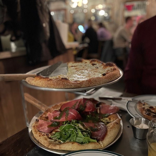 รูปภาพถ่ายที่ Mimosa Brooklyn Pizza โดย Anastasiia👸🏼 เมื่อ 12/19/2021