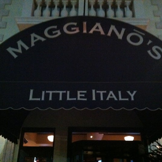 Foto tomada en Maggiano&#39;s Little Italy  por Emily G. el 12/18/2012
