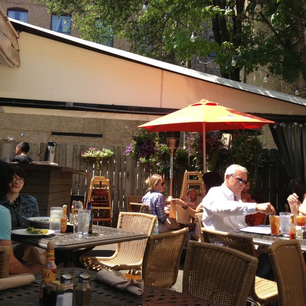 7/29/2013 tarihinde Suzanne B.ziyaretçi tarafından Feast Restaurant &amp; Bar'de çekilen fotoğraf