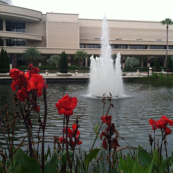 รูปภาพถ่ายที่ Orange County Convention Center (OCCC) โดย Suzanne B. เมื่อ 4/14/2013