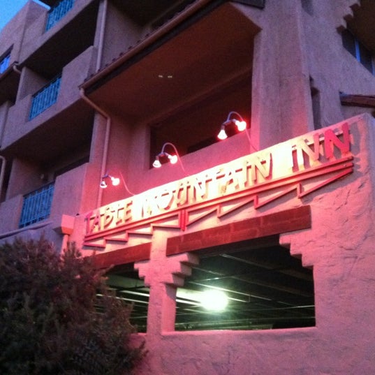 Foto scattata a Table Mountain Inn da Bill B. il 11/5/2012
