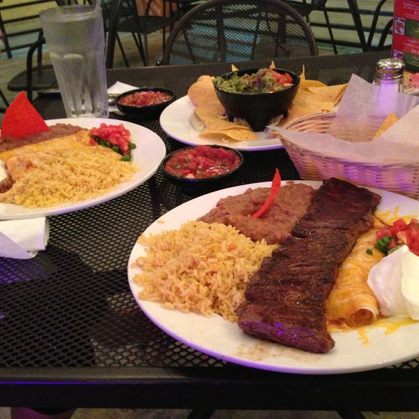 Das Foto wurde bei El Mariachi Restaurant von 💵Rich N. am 4/18/2013 aufgenommen