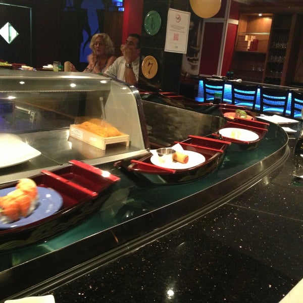 Foto tirada no(a) Ninja Spinning Sushi Bar por 💵Rich N. em 12/20/2012