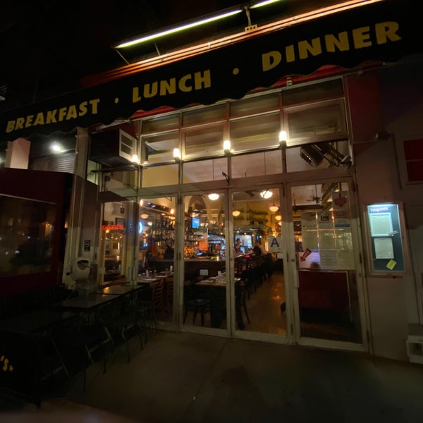 Foto tirada no(a) Edward&#39;s Restaurant por Goran A. em 11/16/2019