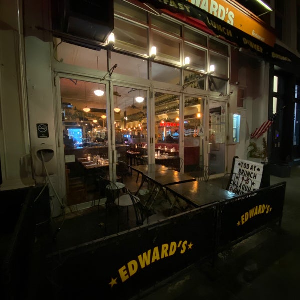 Снимок сделан в Edward&#39;s Restaurant пользователем Goran A. 11/17/2019