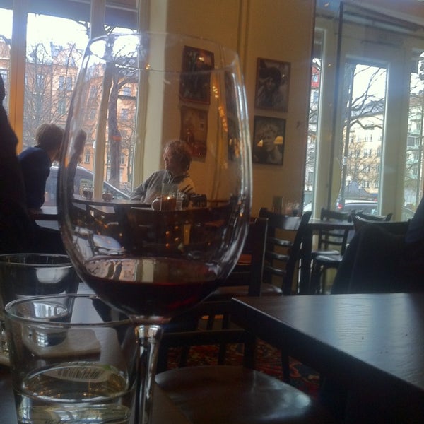 2/5/2013 tarihinde Goran A.ziyaretçi tarafından Café Rival'de çekilen fotoğraf