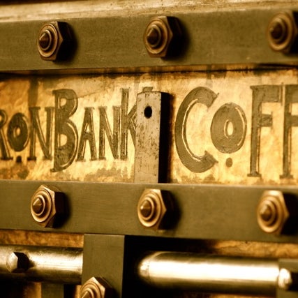 7/25/2013 tarihinde Iron Bank Coffee Co.ziyaretçi tarafından Iron Bank Coffee Co.'de çekilen fotoğraf