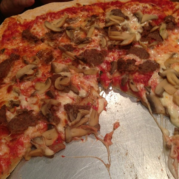 Foto tirada no(a) Mimi&#39;s Pizza Kitchen por Karla B. em 1/27/2013