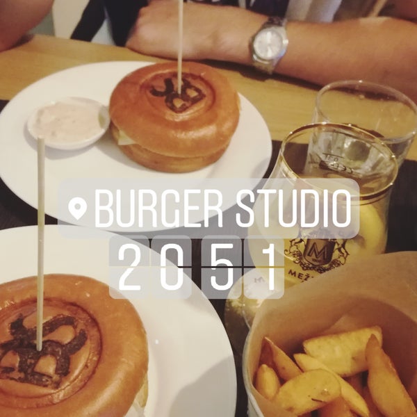 9/23/2017 tarihinde Evelīna V.ziyaretçi tarafından Burger studio'de çekilen fotoğraf