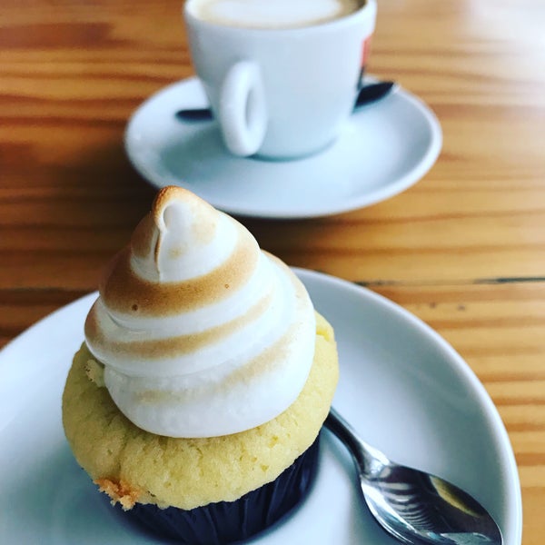 Ambiente super agradável, tudo de muito bom gosto; sem dizer que os cup cakes são divinos! Passando por Floripa, não deixe de conhecer.