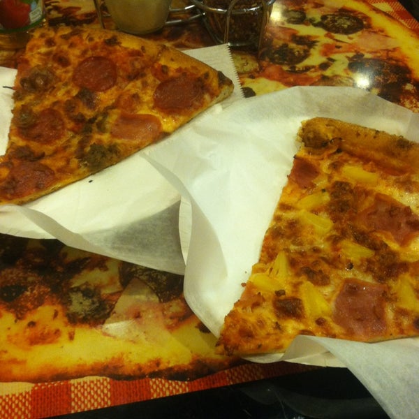 Das Foto wurde bei Pizza Girls WPB von Esteban G. am 3/1/2013 aufgenommen