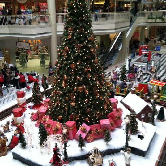 Foto tomada en Valley View Mall  por Kathy I. el 12/1/2012