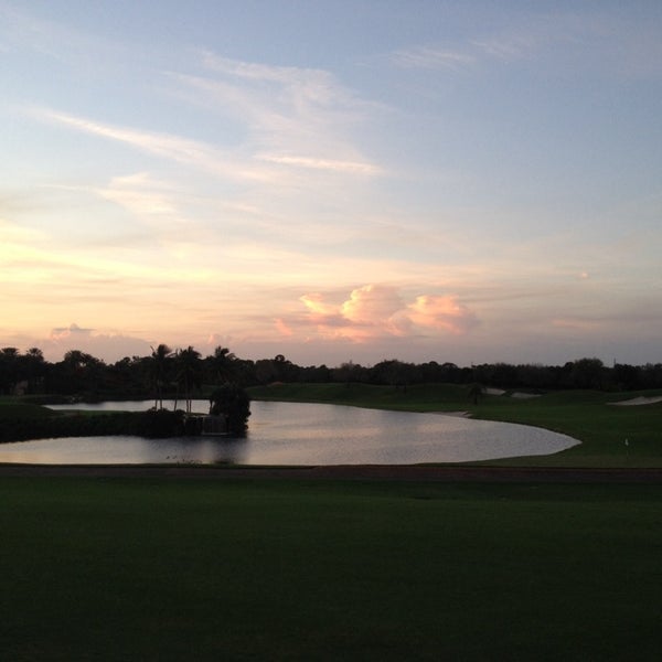 รูปภาพถ่ายที่ Trump International Golf Club, West Palm Beach โดย Ruan William D. เมื่อ 2/23/2014