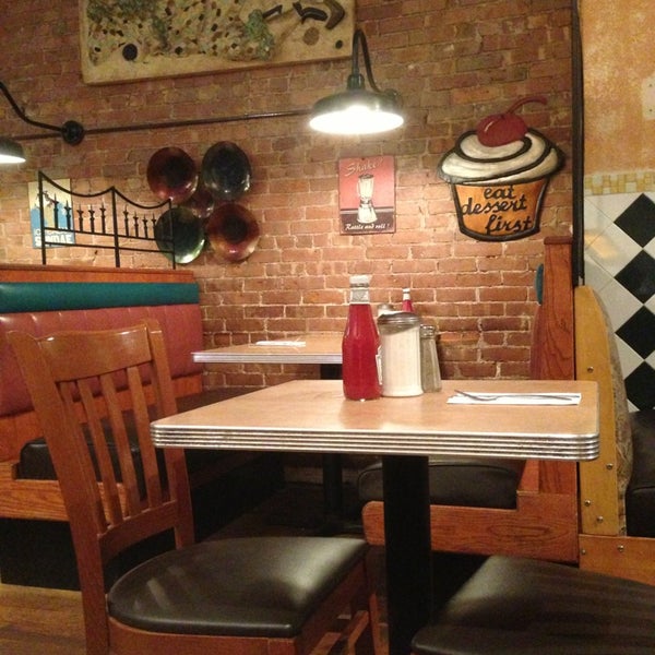 Снимок сделан в Daisy&#39;s Diner пользователем Shawn W. 7/14/2013