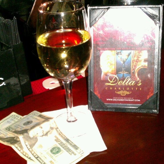 Foto diambil di Delta&#39;s Restaurant oleh Krista C. pada 5/5/2013