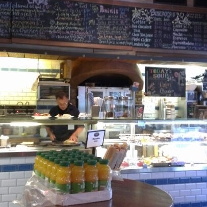 Foto tirada no(a) Hot Buns Bakery por Leirda em 8/10/2012