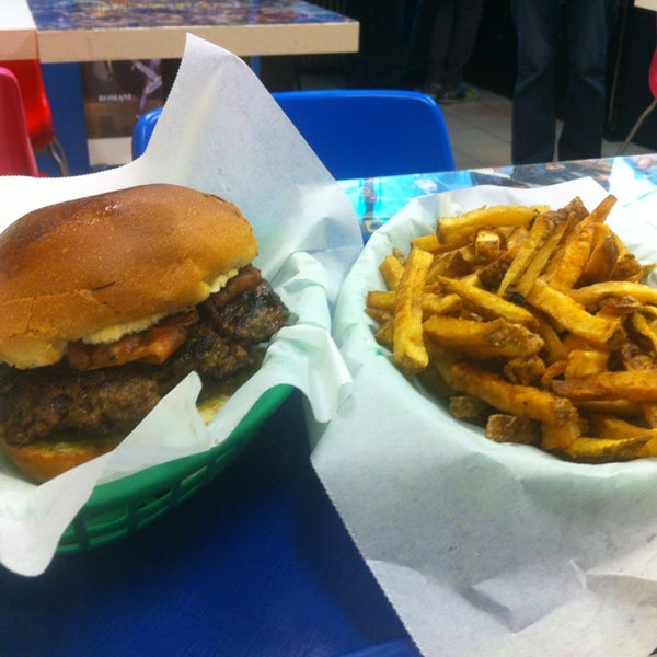 รูปภาพถ่ายที่ Action Burger โดย Brian เมื่อ 1/12/2013