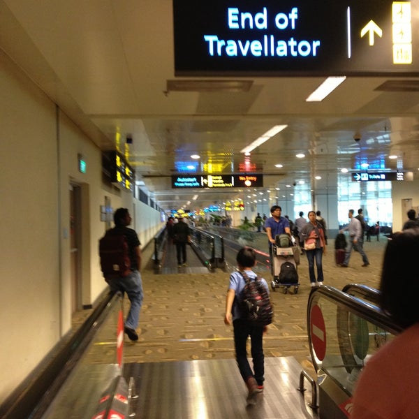 Школьники бегут из школы. Arrive s. Курьер. Arrive s. Arrive s.