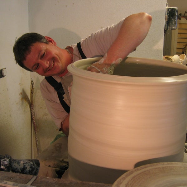 Foto diambil di v.  Hoesslin Berchtesgadener Keramik oleh v.  Hoesslin Berchtesgadener Keramik pada 7/4/2013