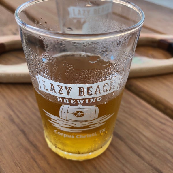 Foto tomada en Lazy Beach Brewery  por Jerad J. el 8/25/2018