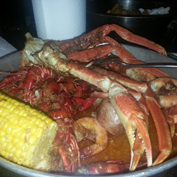 Foto diambil di The Blu Crab Seafood House &amp; Bar oleh Zenobia T. pada 6/19/2013