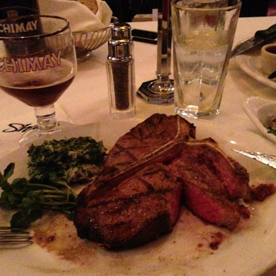 Снимок сделан в Shula&#39;s Steak House пользователем Damon G. 10/21/2012