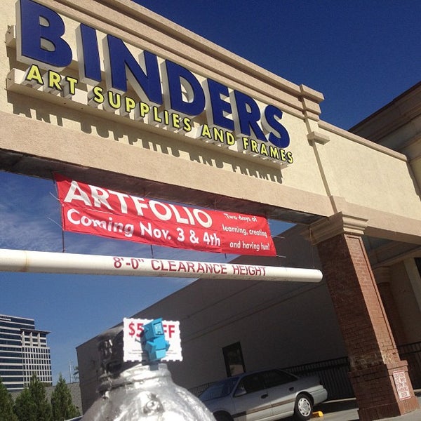 Foto tirada no(a) Binders Art Supplies por Stuart S. em 10/23/2012