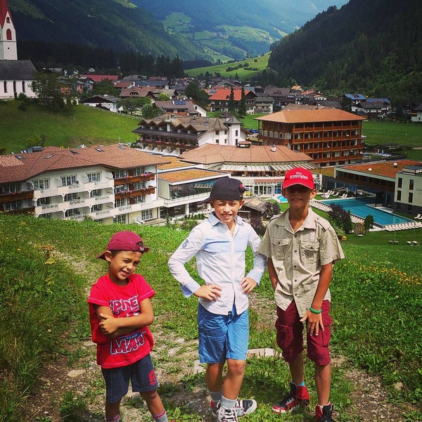 Foto tirada no(a) Alpin &amp; Spa Resort Schwarzenstein in Südtirol por Lorenzo C. em 7/25/2015