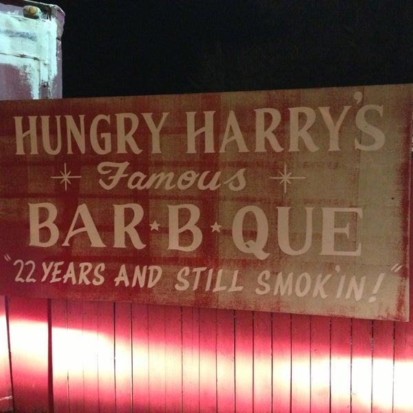 รูปภาพถ่ายที่ Hungry Harry&#39;s Famous BBQ โดย Jason B. เมื่อ 1/11/2013