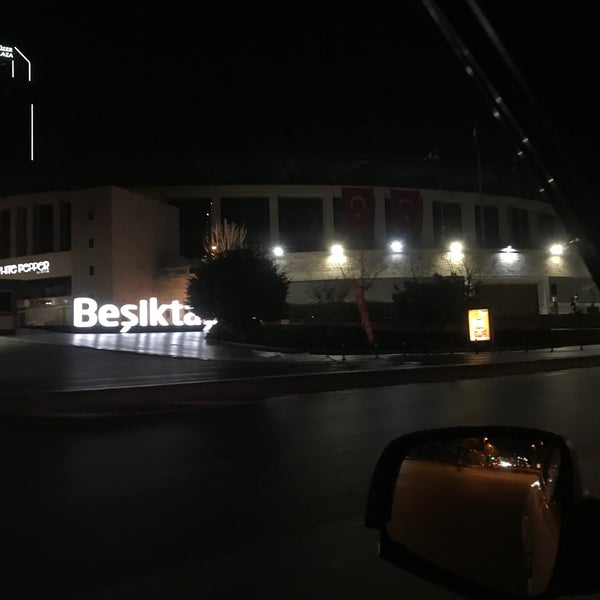 Foto diambil di Tüpraş Stadyumu oleh Emre K. pada 3/17/2020