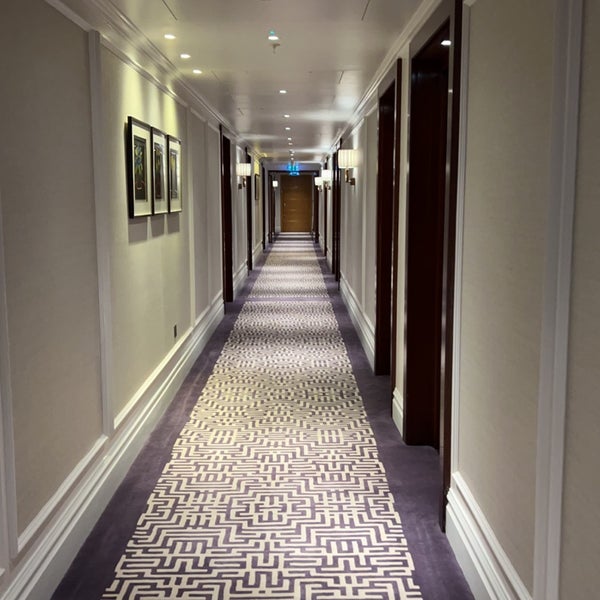Foto diambil di London Marriott Hotel Park Lane oleh Hadeel A. pada 11/6/2022