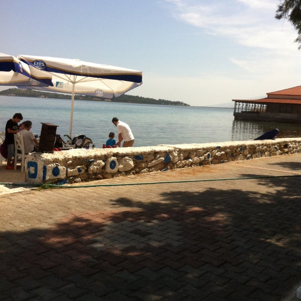 Das Foto wurde bei Denizaltı Cafe &amp; Restaurant von Elif K. am 5/19/2013 aufgenommen