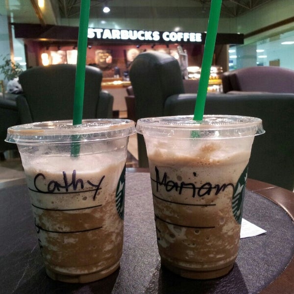 Foto tirada no(a) Starbucks por Mariam B. em 10/17/2013