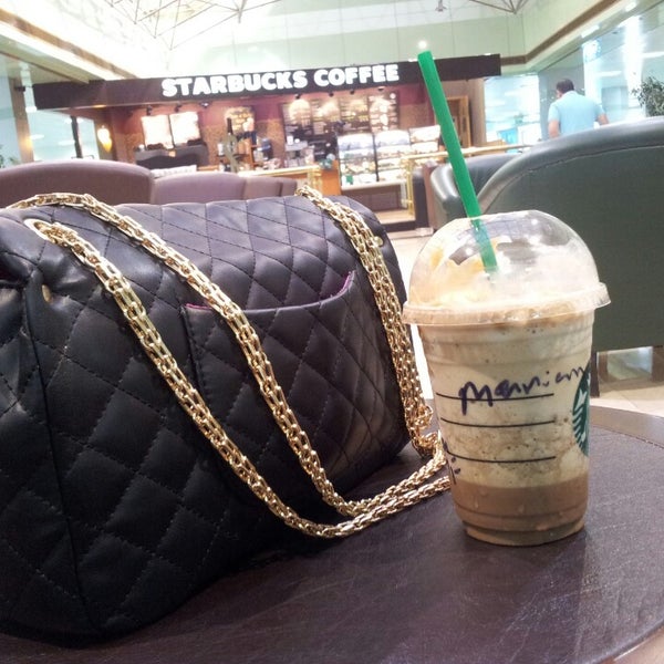 Foto tirada no(a) Starbucks por Mariam B. em 11/3/2013