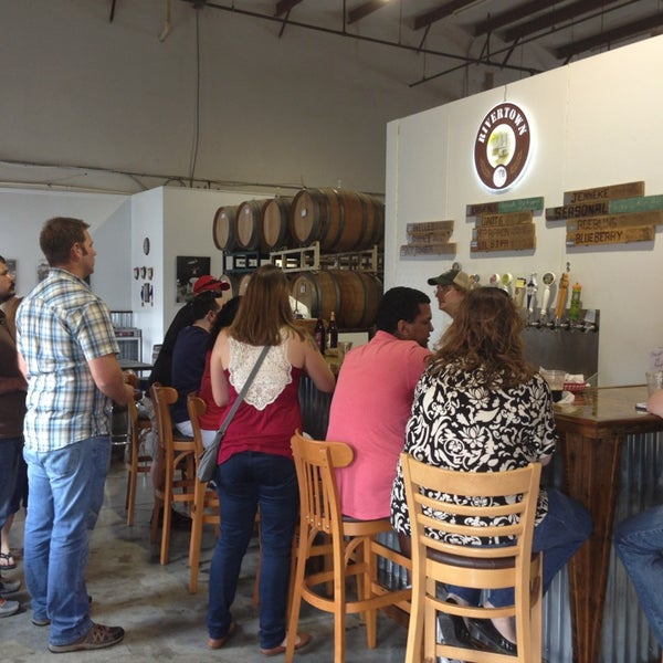 8/10/2013 tarihinde Charlie R.ziyaretçi tarafından Rivertown Brewery &amp; Barrel House'de çekilen fotoğraf