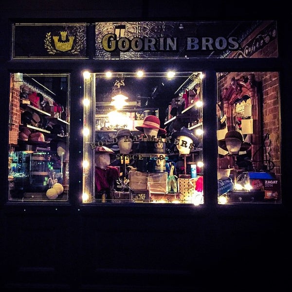 รูปภาพถ่ายที่ Goorin Bros. Hat Shop - West Village โดย Mark N. เมื่อ 12/25/2014