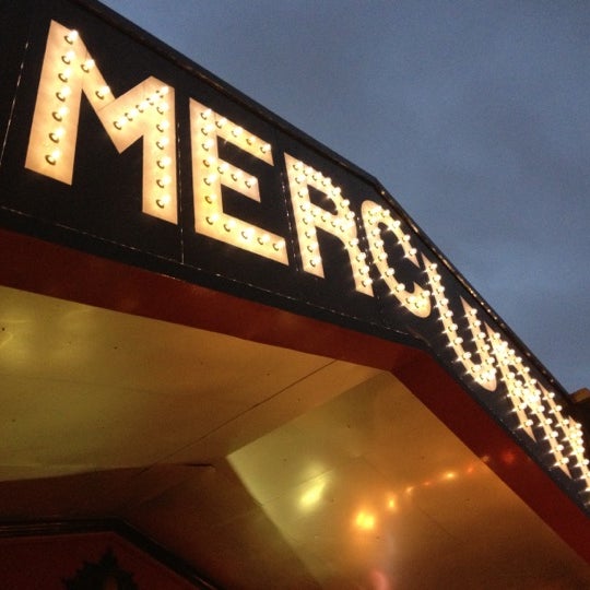 รูปภาพถ่ายที่ Mercury Theater Chicago โดย Jason E. เมื่อ 10/22/2012