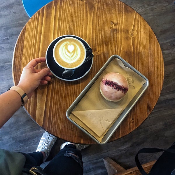 Das Foto wurde bei Badass Coffee &amp; Donut von Brigi G. am 8/27/2018 aufgenommen