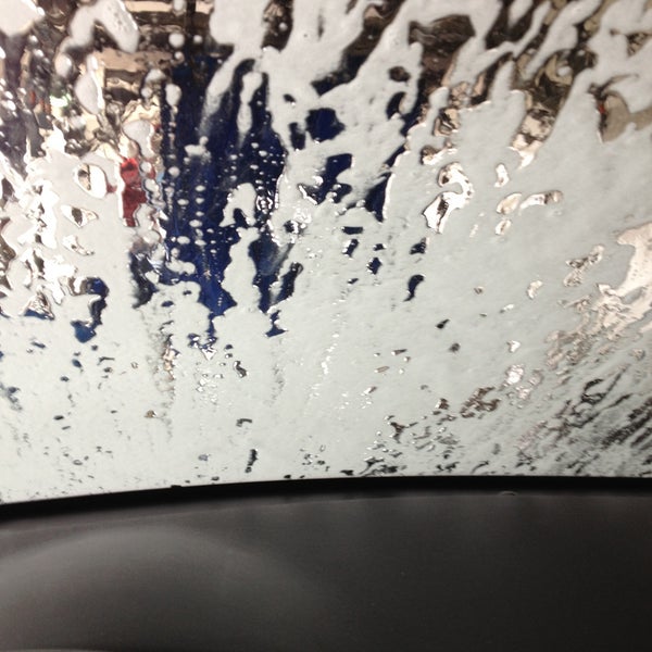 Foto diambil di The Bubble Bath Car Wash oleh Michael H. pada 4/22/2013